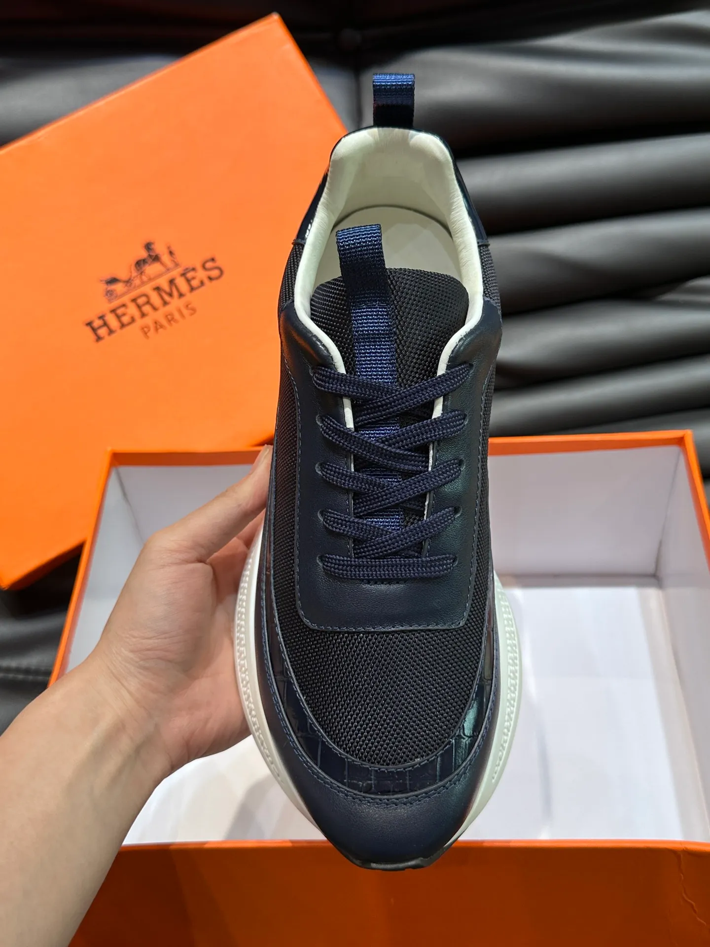Factory price: 520💰HERMES/Hermes Hugo thick-soled sneakers are casual men's shoes. These sneakers are made of imported first-layer cowhide leather and breathable mesh design. The contrasting color design creates a dynamic and modern shape. The front end of the toe is decorated with natural-color rubber inlays, making it novel and fashionable. The texture is incomparable, with cowhide lining and cowhide foot pads, the upper foot is comfortable and breathable, and the rubber sole is decorated with geometric patterns and iconic "H" details. A very personal one! Size: 39-44 (customized at 38.45)